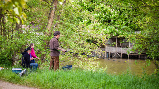 Pêche à la ligne en famille sur le Loir près de La Chartre